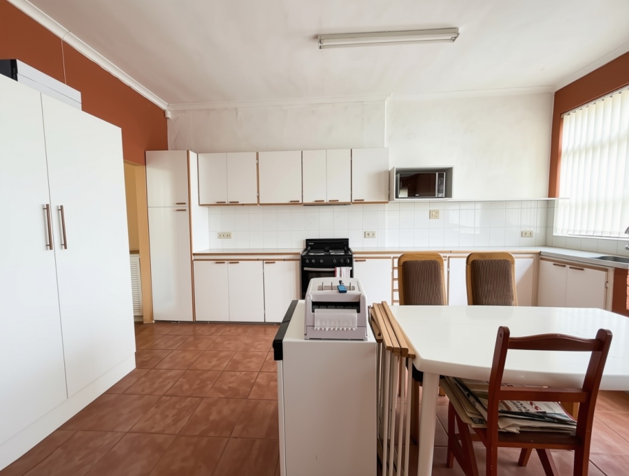 2 Bedroom Property for Sale in Vredehoek Western Cape
